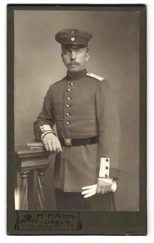 Fotografie H. Hahn, Lübeck, Gr. Burgstrasse 33, Soldat in Uniform