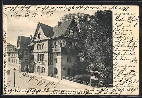 AK Meiningen, Henneberger Haus mit Schaukasten u. Strasse aus der Vogelschau