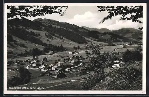 AK Gunzesried / Allgäu, Totale vom Berg aus gesehen