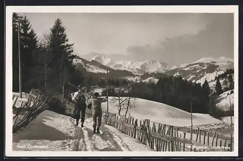 AK Gunzesried /Allg., Weg nach dem Ort im Winter, mit Wanderern