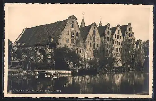 AK Lübeck, Alte Salzspeicher an der Trave