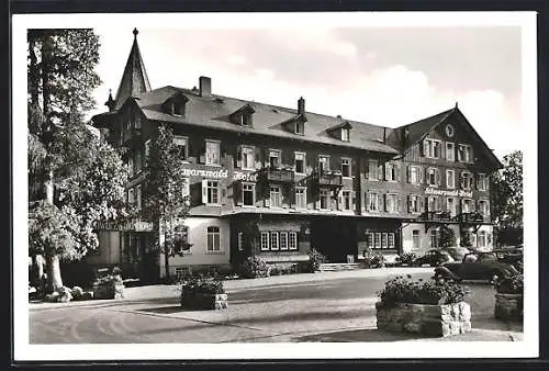 AK Titisee im Hochschwarzwald, Schwarzwald-Hotel mit Strassenpartie