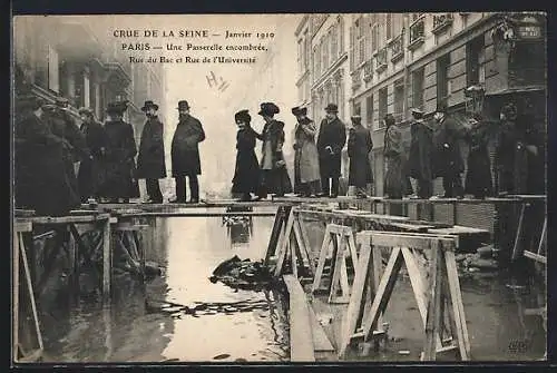 AK Paris, Crue de la Seine 1910, Une Passerelle encombrée, Rue du Bac et Rue de l`Université, Brücke bei Hochwasser