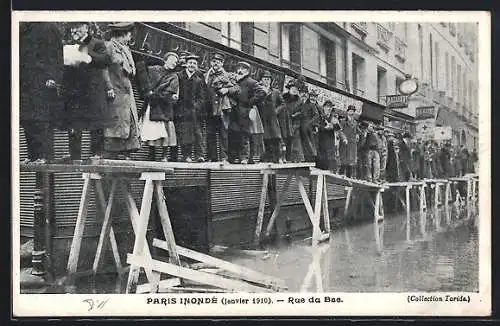 AK Paris inondé, Rue du Bac, janvier 1910, Leute auf Stegen über einer überfluteten Strasse, Hochwasser