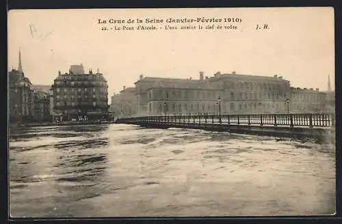 AK Paris, La Crue de la Seine 1910, Le Pont d`Arcole, L`eau atteint la clef de voûte, Brücke bei Hochwasser