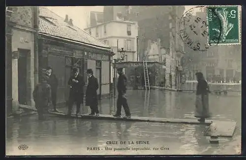 AK Paris, Crue de la Seine 1910, Une passerelle improvisée, Rue Gros, Strassenpartie bei Hochwasser