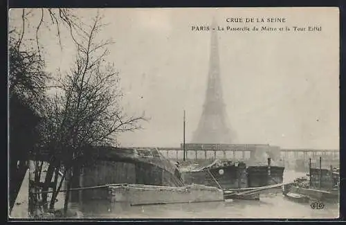 AK Paris, Crue de la Seine, La passerelle du métro et la tour Eiffel