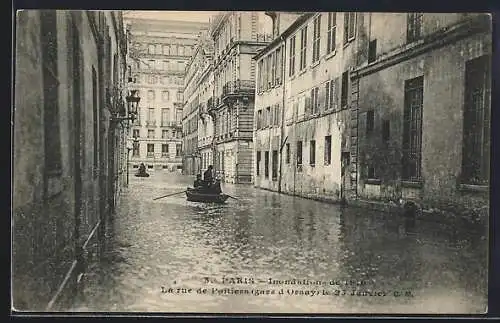 AK Paris, inondations de janvier 1910, des hommes en barque à la rue de Poitiers le 25 janvier