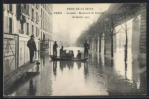 AK Paris, Crue de la Seine 1910, Grenelle, Boulevard de Grenelle, Leute im Boot b. Hochwasser