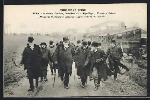 AK Ivry, Crue de la Seine, Monsieur Fallières, Briand, Millerand et Lépine visitent les inondés