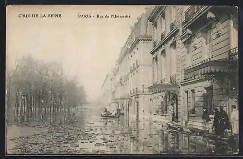 AK Paris, inondations de janvier 1910, la rue de l`Université, des gens et des passerelles