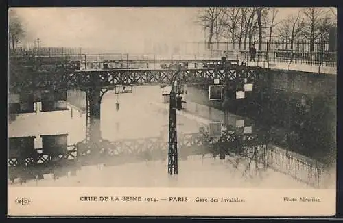 AK Paris, Crue de la Seine 1924, Gare des Invalides, Bahnhof bei Hochwasser