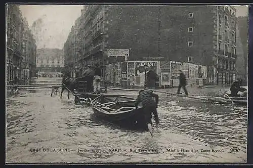 AK Paris, Crue de la Seine 1910, Rue Traversière, Mise à l`Eau d`un Canot Berthon, Strassenpartie bei Hochwasser