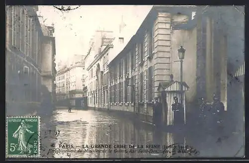 AK Paris, La Grande Crue de la Seine 1910, Envahissement du Ministère de al Guerre, Rue Saint-Dominique, Hochwasser