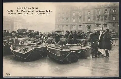 AK Paris, Crue de la Seine 1910, Les Marins arment les Canots Berthon devant la Caserne de la Cité, Hochwasser