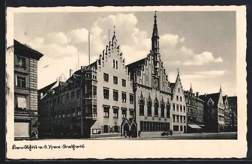 AK Landshut a. d. Isar, Strassenpartie mit Rathaus