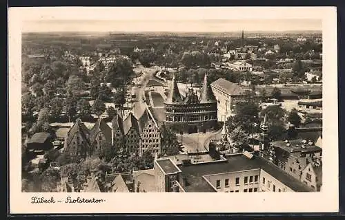 AK Lübeck, Holstentor mit Strassenpartie