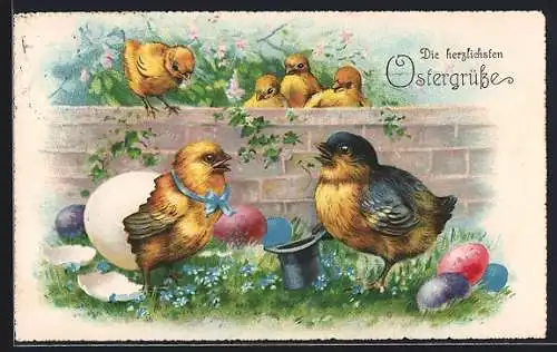 Lithographie Osterküken mit bunten Ostereiern vor einer Mauer