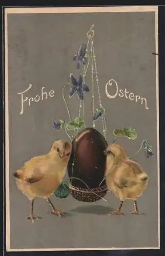 Präge-AK Zwei Osterküken mit Osterei im Korb, Ostergruss