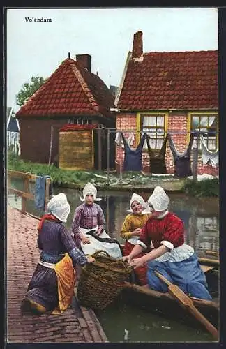 Künstler-AK Photochromie Nr. 4484: Volendam, Frauen mit weisser Haube am Fluss