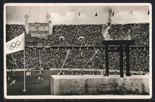 AK Berlin, das Olympische Feuer im Stadion, Blick auf die vollen Ränge