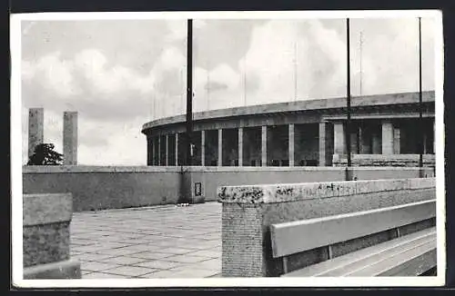 AK Berlin, Reichssportfeld, Blick v. Schwimmstadion auf das Osttor und die Deutsche Kampfbahn