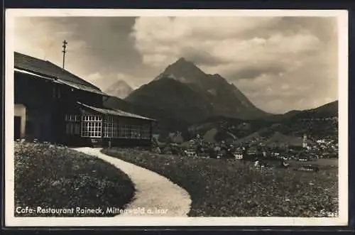 AK Mittenwald a. Isar, Café-Restaurant Raineck mit Blick auf den Ort und gegen Wettersteingebirge