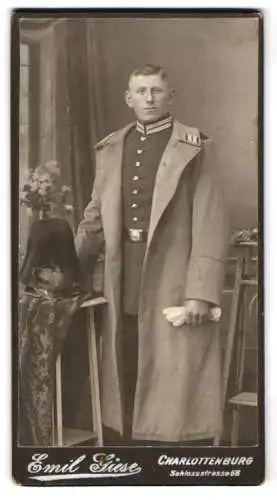 Fotografie Emil Giese, Charlottenburg, Schlossstrasse 68, Soldat in Uniform mit Pickelhaube Rosshaarbusch