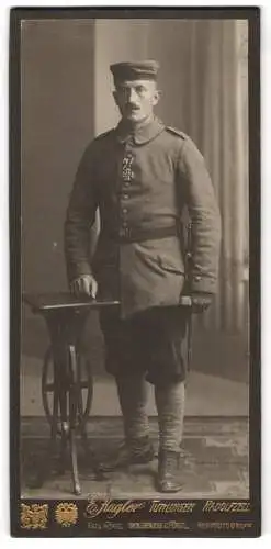 Fotografie Eugen Kugler, Tuttlingen, Wilhelmstrasse, Soldat in Feldgrau Uniform mit Orden Eisernes Kreuz