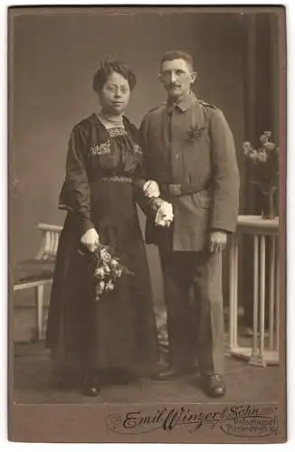 Fotografie Emil Winzer & Sohn, Potschappel, Tharandterstr. 10, Soldat in Feldgrau Uniform mit Braut, Kriegshochzeit