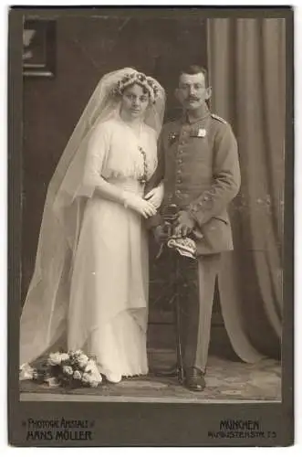 Fotografie Hans Möller, München, Augustenstr. 75, Soldat in Feldgrau Uniform mit Pickelhaube, Kriegshochzeit