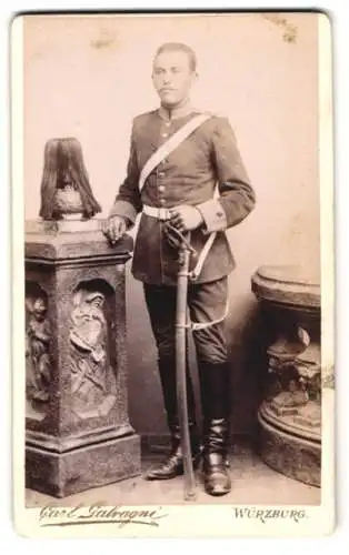 Fotografie Carl Galvagni, Würzburg, Kettengasse 12, Soldat in Uniform mit Pickelhaube Rosshaarbusch, Säbel