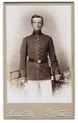 Fotografie Fritz Otto, Kastel am Rhein, Mainzer Strasse Nr. 31, Soldat in Uniform Rgt. 3 nebst Pickelhaube