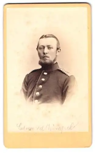 Fotografie Wilhelm Ernst, Hannover, Angerstr. 13a, Einjährig-Freiwilliger Soldat Eduard Zimpel in Uniform