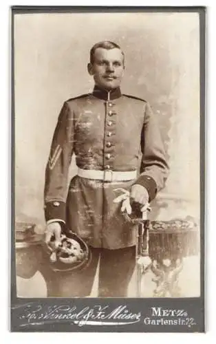 Fotografie Winkel & Müser, Metz, Gartenstr. 22, Porträt eines Soldaten mit Pickelhaube, Ärmelabzeichen