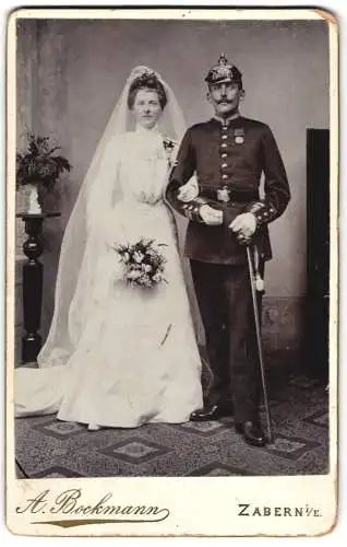 Fotografie A. Bockmann, Zabern, St. Nicolaus-Strasse 204, Uffz. in Uniform mit Pickelhaube, nebst Braut, Kriegshochzeit