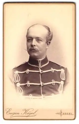 Fotografie Eugen Kegel, Cassel, Gr. Rosenstrasse 5, Portrait eines Husaren in Uniform