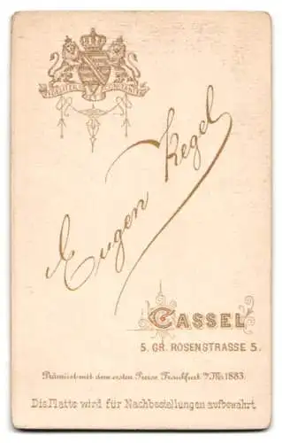 Fotografie Eugen Kegel, Cassel, Gr. Rosenstrasse 5, Portrait eines Husaren in Uniform
