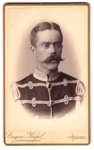 Fotografie Eugen Kegel, Cassel, 5. Gr. Rosenstrasse, Porträt eines Husar in Uniform mit Mustasch