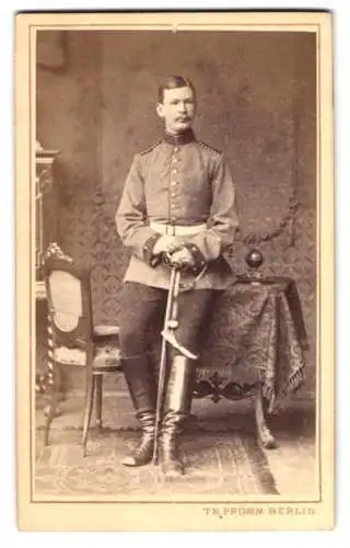 Fotografie Theodor Prümm, Berlin, Unter den Linden 51, Einjährig-Freiwilliger Soldat mit Säbel