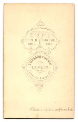 Fotografie Theodor Prümm, Berlin, Unter den Linden 51, Einjährig-Freiwilliger Soldat mit Säbel