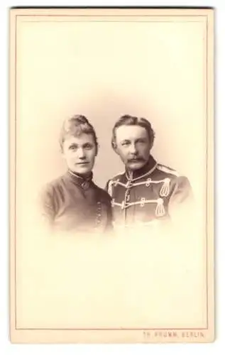 Fotografie Th. Prumm, Berlin, Unter den Linden 51, Husar in Uniform nebst seiner Frau