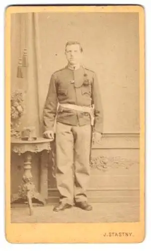 Fotografie Josef Stastny, Iglau, Frauengasse 388, K.u.K. Soldat in Uniform mit Schützenshcnur und Bajonett