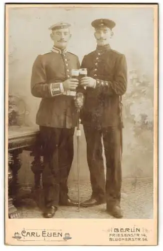 Fotografie Carl Euen, Berlin, Friesenstr. 14, Soldat & Kürassier stossen mit Biergläsern an, Schwarzbier