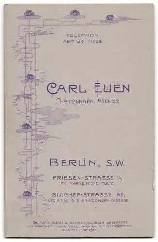 Fotografie Carl Euen, Berlin, Friesenstr. 14, Soldat & Kürassier stossen mit Biergläsern an, Schwarzbier