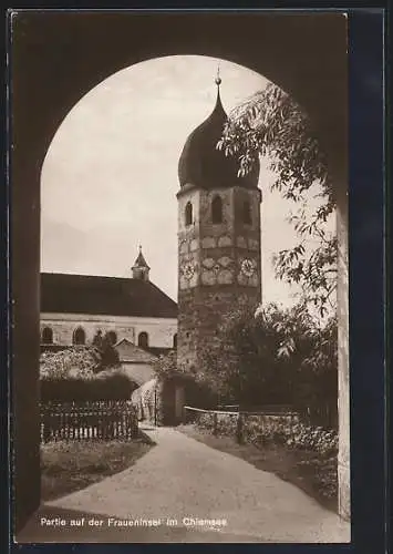 AK Fraueninsel im Chiemsee, Ortspartie mit Kirche durch Tor gesehen