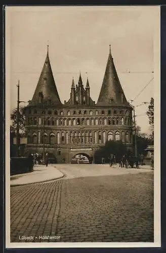 AK Lübeck, Holstentor mit Strassenpartie