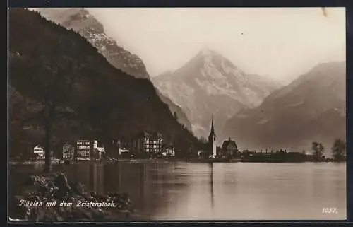 AK Flüelen, Ortspanorama mit Bristenstock vom Wasser aus