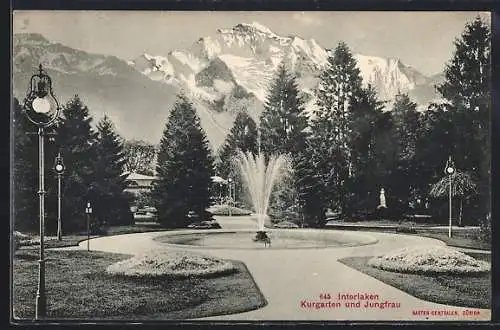 AK Interlaken, Kurgarten, Partie mit Springbrunnen u. Jungfrau