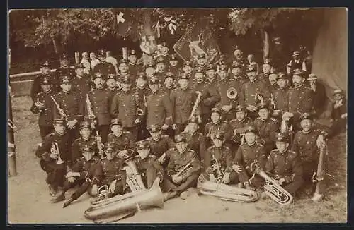 Foto-AK Schweizer Militärmusik-Kapelle mit Instrumenten in Uniform